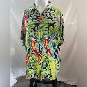 Vintage Hawaiian short sleeved shirt by Pineapple Connections. Size medium.